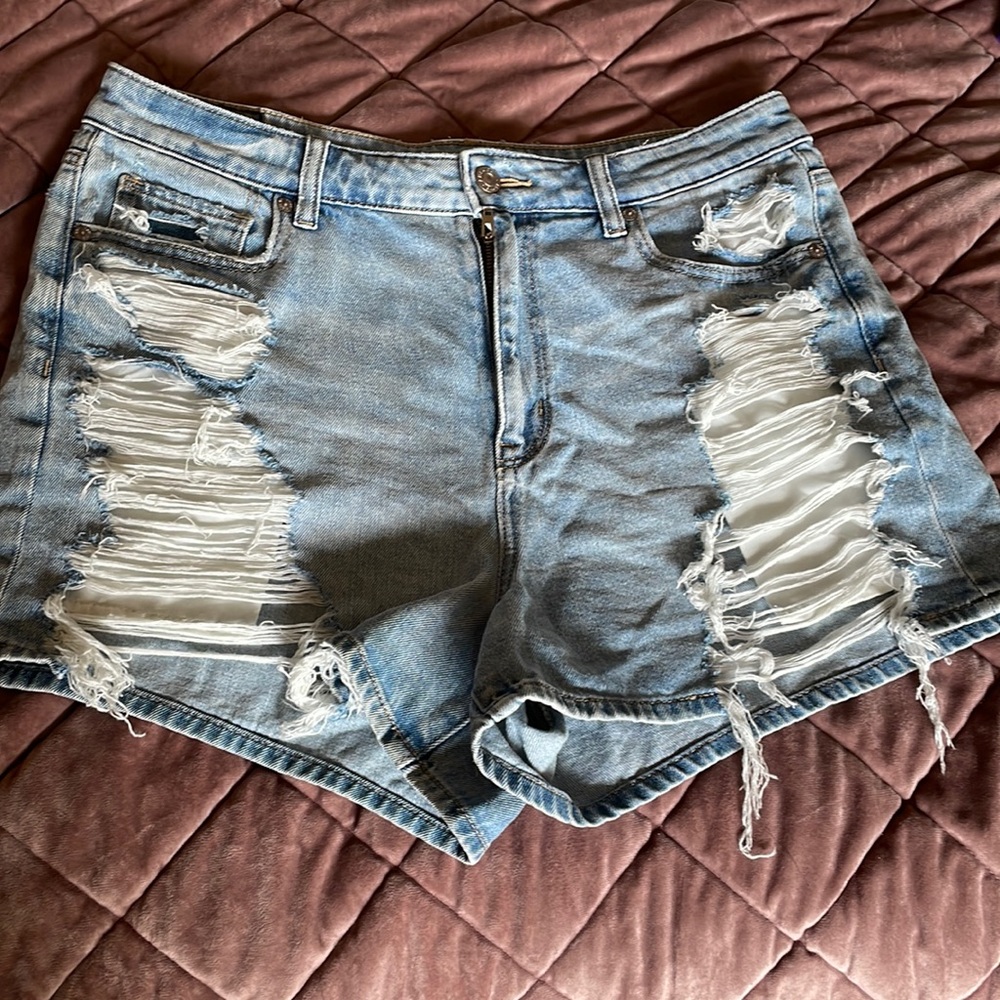 American Eagle Distressed Mom Short